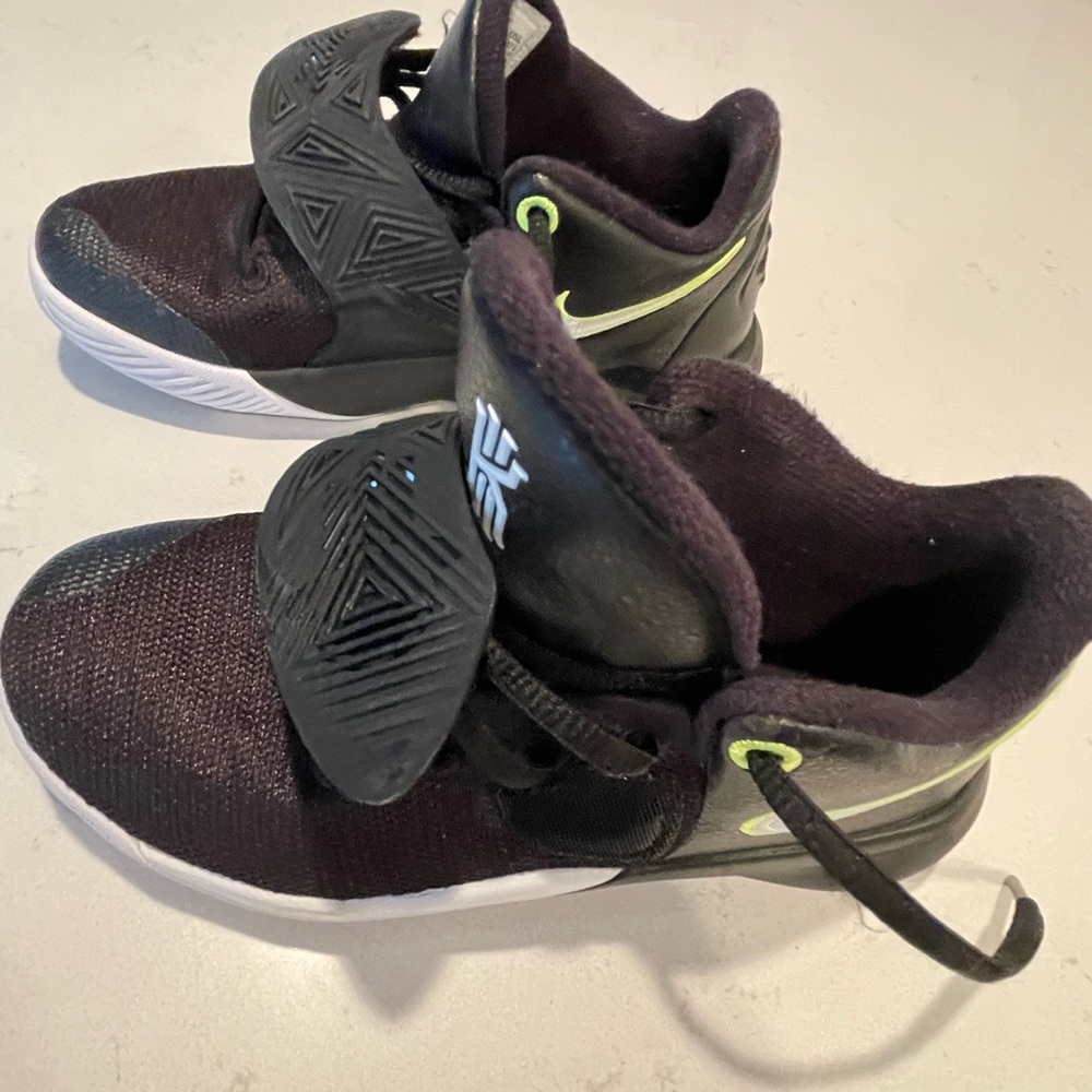 Black Kyrie’s 13.0C basketball shoe